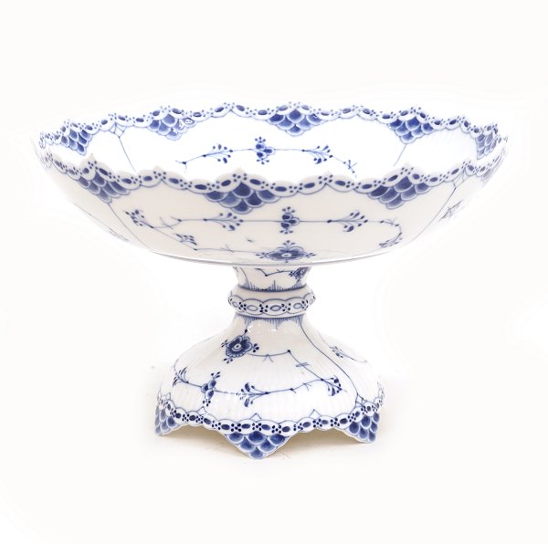 Royal Copenhagen: Cake plate blue fluted full lace.
#1/634.
H: 17cm. D: 22cm