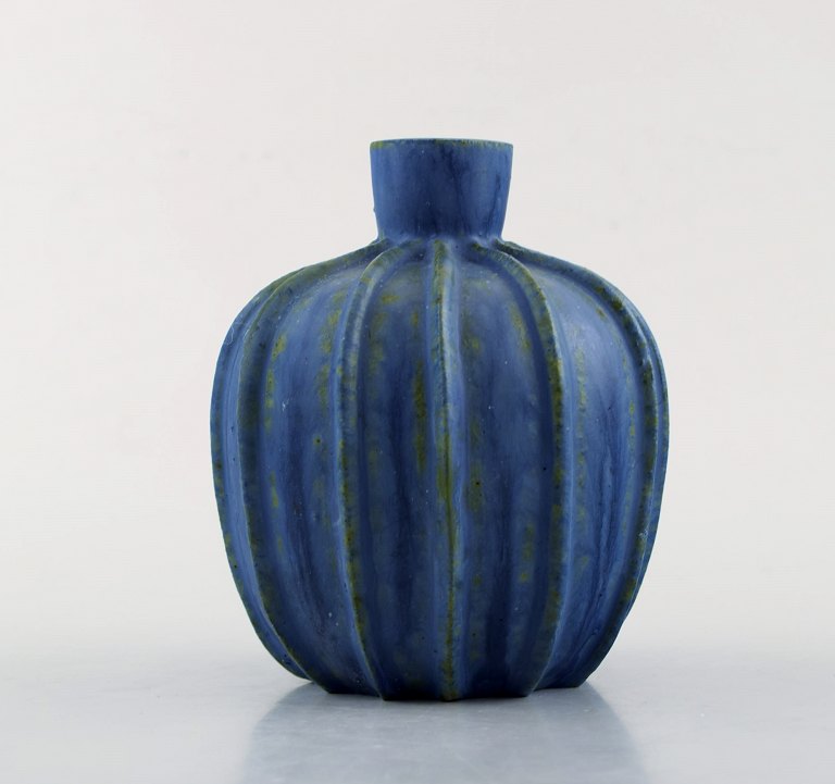 Arne Bang. Vase i glaseret keramik. Modelnummer 2. Smuk glasur i blå nuancer. 1930