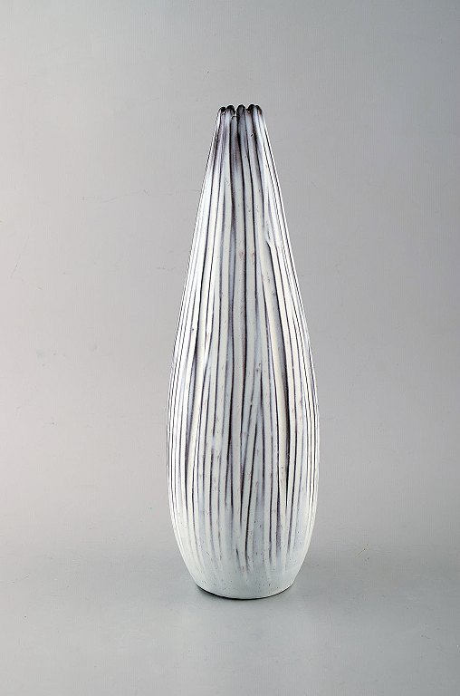 Vicke Lindstrand for Upsala-Ekeby. Vase in white glazed ceramics. Ribbed design, 1950