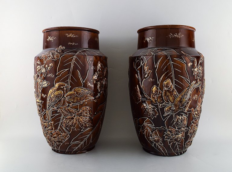 Et par store Longchamp majolika vaser i rødbrun glasur. Fugle og blade i guld. 
1920