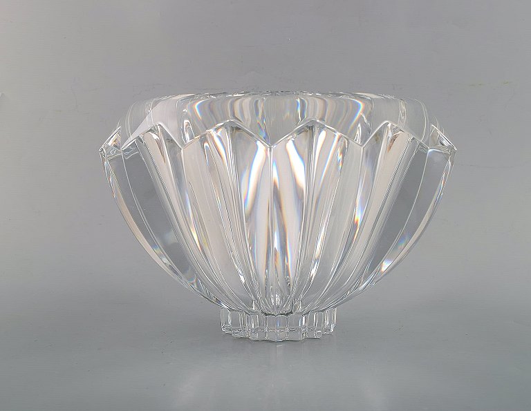 Orrefors, Sweden. Large modernist bowl in clear art glass. Stylish design, 1980