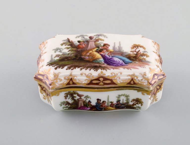 Sjælden antik Meissen tabatiere i håndmalet porcelæn med romantiske scenerier og 
gulddekoration. Dateret 1876.
