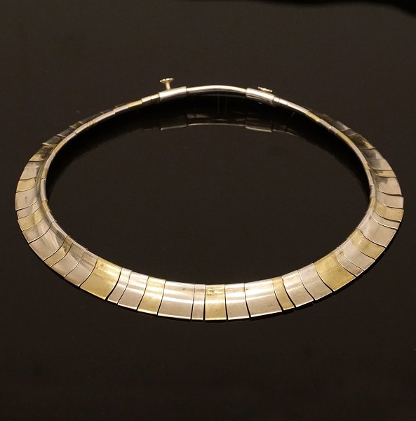 Bent Gabriel Knudsen: A rare partly gilt necklace. Made by Hans Hansen circa 1958. L: 40cm. Similar necklace shown in Jörg Schwandt: "Simply Danish, Silver Jewellery 20th century", p. 115