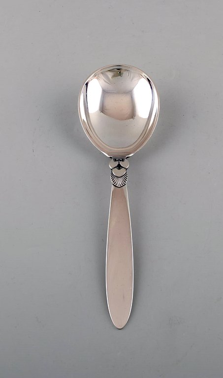 Stor Georg Jensen "Kaktus" serveringsske i sterlingsølv. Dateret 1915-30.