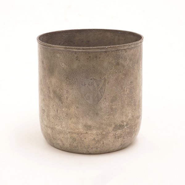 A 18th century pewter champagne cooler with coats of arms. H: 19cm