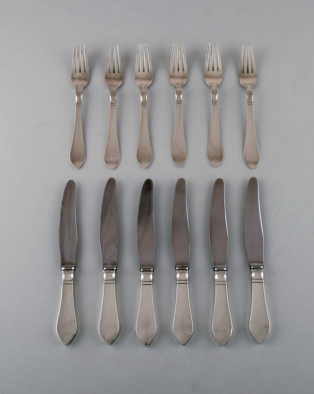 Georg Jensen Continental (Antik) bestik. Middagsservice til seks personer i 
hammerslået sterlingsølv.
