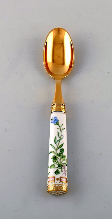 Georg Jensen for Royal Copenhagen. "Flora Danica" spiseske af forgyldt sterlingsølv. Skafte af porcelæn dekoreret i farver og guld med blomster.