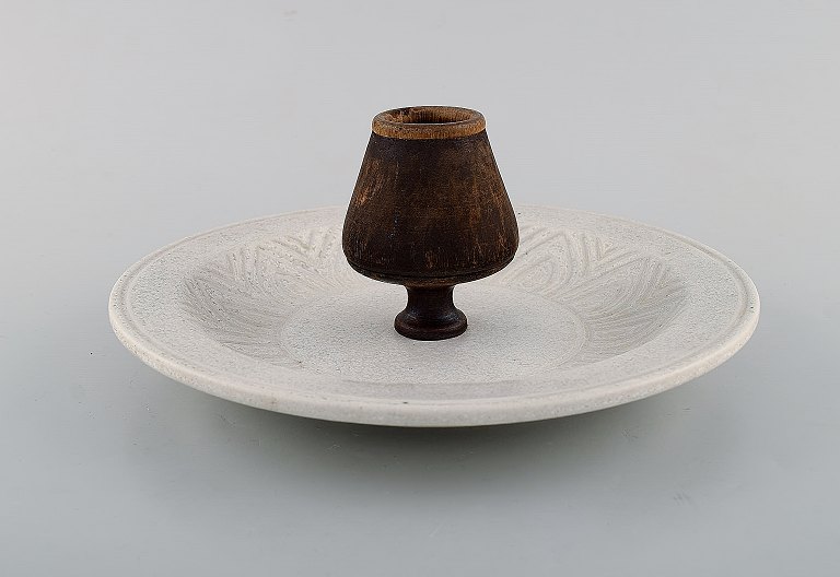 Gunnar Nylund for Rörstrand. Sjælden lysestage i glaseret keramik og træ. Midt 
1900-tallet.
