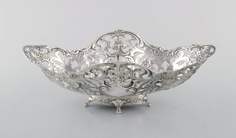 Europæisk sølvsmed. Prydskål på fødder i sølv. Ca. 1900.
