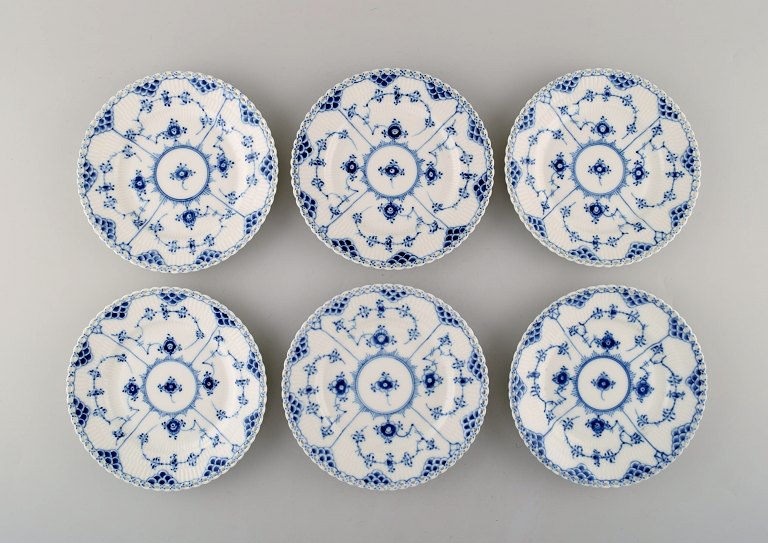 Seks Royal Copenhagen Musselmalet helblonde tallerkener i porcelæn. Modelnummer 
1/1087.
