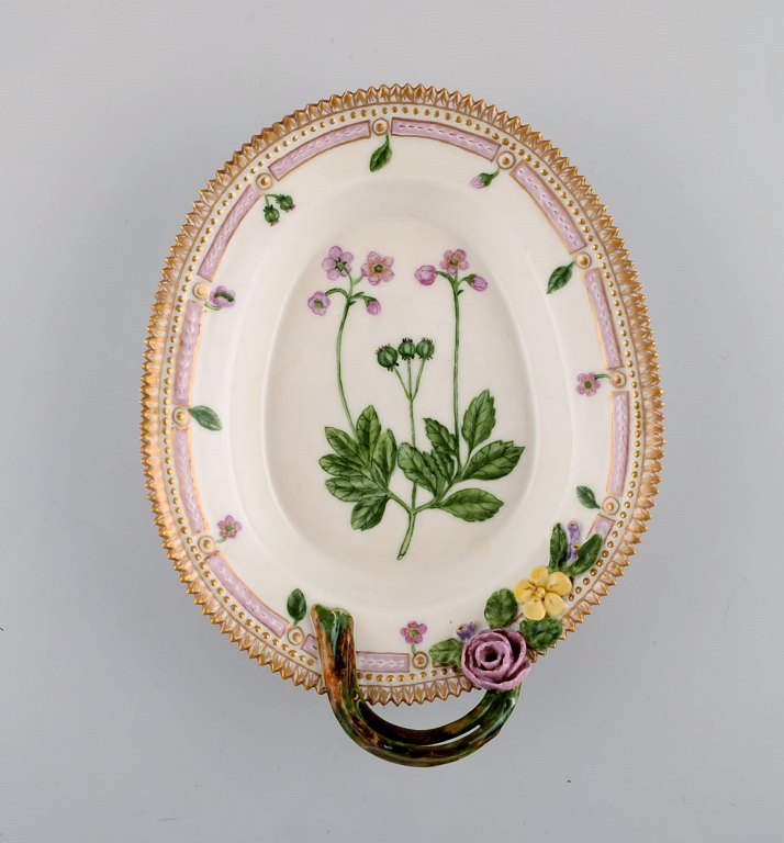 Royal Copenhagen Flora Danica Bladformet skål med hank og pousserede blomster i håndmalet porcelæn. Dateret 1928.