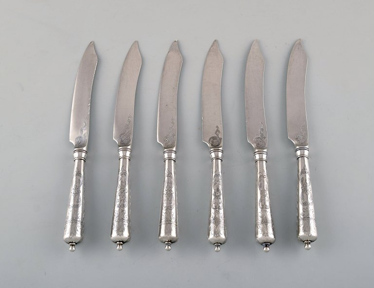 Danish silversmith. Six antique knives in silver (830) with flower chisels. Dated 1918.