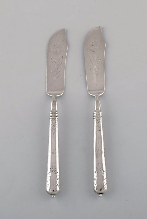 Danish silversmith. Two antique fish knives in silver (830) with flower chisels. Dated 1918.