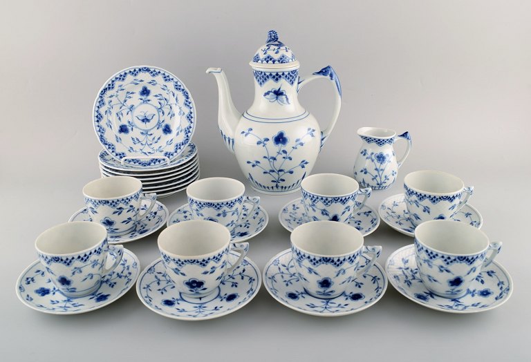 Bing & Grøndahl / B&G, "Sommerfugl". Komplet kaffeservice i håndmalet porcelæn til otte personer med kaffekande, flødekande og tallerkener. 
