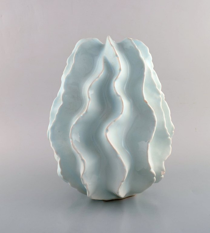 Skandinavisk keramiker. Koral formet vase i glaseret keramik. Smuk lys turkis 
glasur. Sent 1900-tallet.
