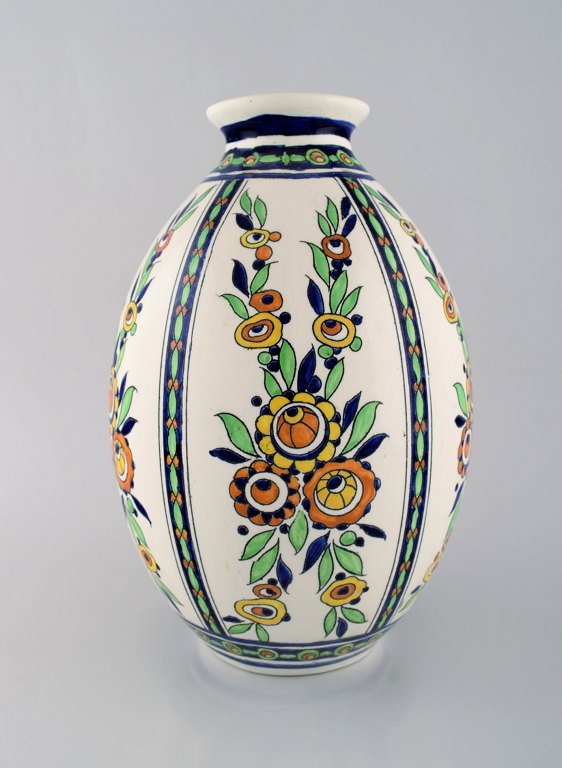 Charles Catteau (1880-1966) for Boch Freres Keramis, Belgien. Stor art deco keramikvase i cloisonné teknik. Håndmalet med blomster. 1920/30