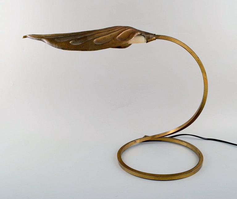 Tommaso Barbi, Italien. Bladformet bordlampe i messing. Midt 1900-tallet. Italiensk design.