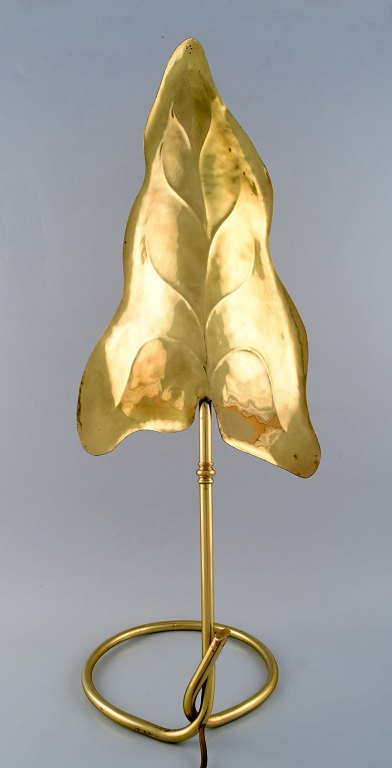 Tommaso Barbi, Italy. Leaf-shaped table lamp in brass. Mid-20th century. Italian design.
