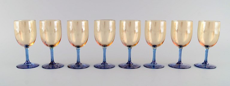 Baccarat, Frankrig. Otte sjældne glas i blåt og røgfarvet kunstglas. Midt 1900-tallet.  