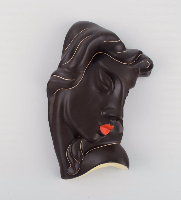 Ahr Keramik, Tyskland. Art deco kvindeansigt i håndmalet glaseret keramik. Dateret 1958.