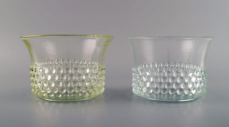 Saara Hopea for Nuutajärvi. Two bowls in art glass. Budded design. 1960 / 70s.