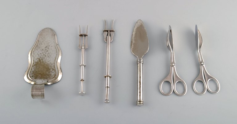Scandinavian silversmith. Six serving parts in plated silver (alpacca). Mid-20th century.
