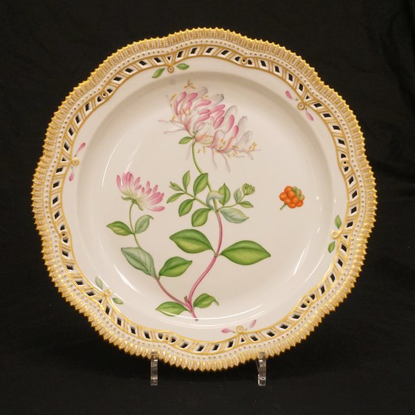 Royal Copenhagen: A large Flora Danica plate. "Lonicera Periclymenum". #20/3528. D: 32,5cm