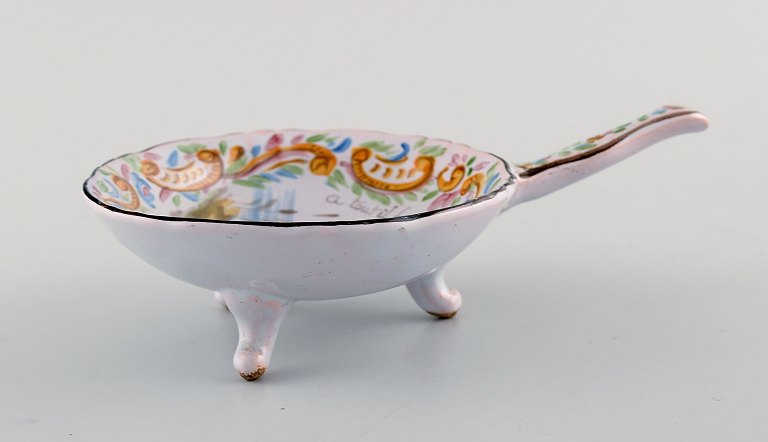 Emile Gallé for St. Clement, Nancy. Antique bowl with handle on three feet in hand-painted faience with frogs. 1870 / 80s.