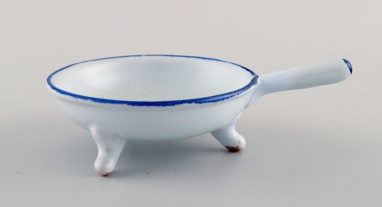 Emile Gallé for St. Clement, Nancy. Antique bowl with handle on three feet in hand-painted faience with coat of arms. 1870 / 80s.