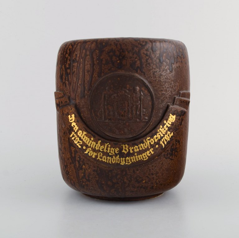 Arne Bang, Denmark. Jar in glazed ceramics. Beautiful glaze in brown shades. Mid-20th century.