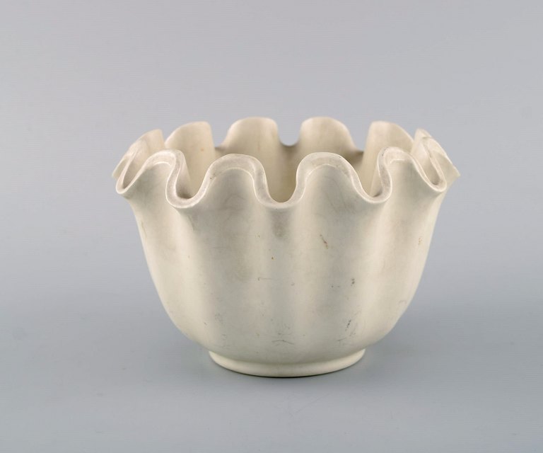 Wilhelm Kåge for Gustavsberg. Carrara vase / skål med bølget kant i sandfarvet keramik.