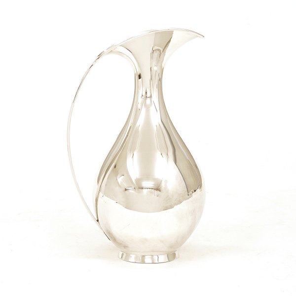 A Sterlingsilver pitcher designed by Kay Fisker for A. Michelsen, Copenhagen. Signed and dated 1975. H: 24cm. W: 642gr