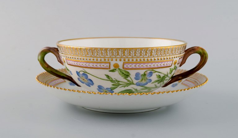 Royal Copenhagen Flora Danica boullionkop med underkop i håndmalet porcelæn med grenformede hanke, blomster og gulddekoration. Modelnummer 20/3612.  