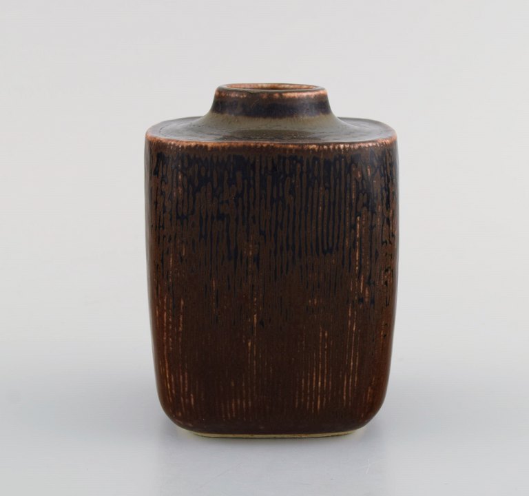 Valdemar Pedersen for Bing og Grøndahl. Vase i glaseret stentøj med rillet korpus. Smuk glasur i brune nuancer. 1960
