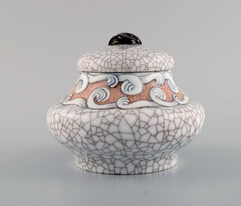 Fanny Garde for Bing og Grøndahl. Art nouveau lågkrukke i krakeleret porcelæn. 1890