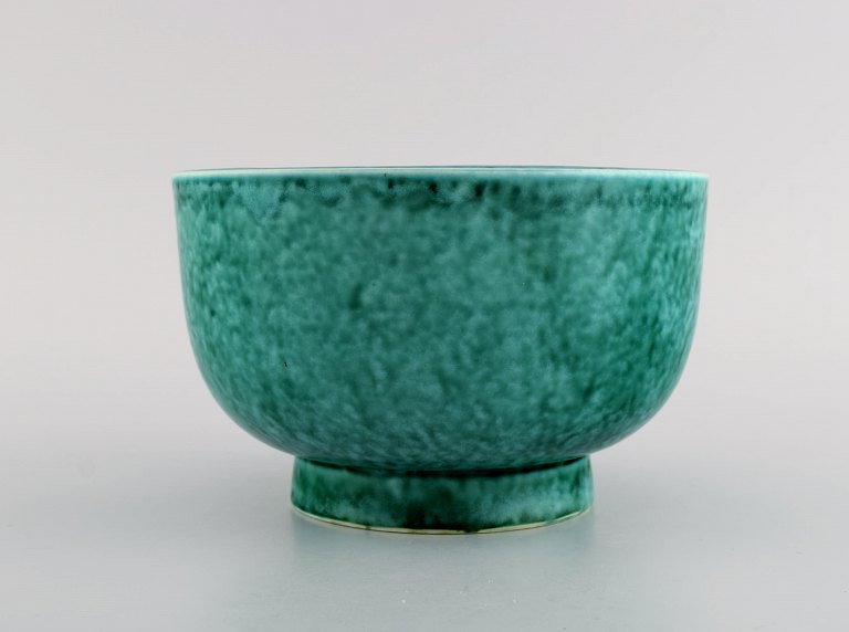 Wilhelm Kåge for Gustavsberg. Argenta art deco bowl in glazed ceramics. Beautiful glaze in shades of green. 1940s.