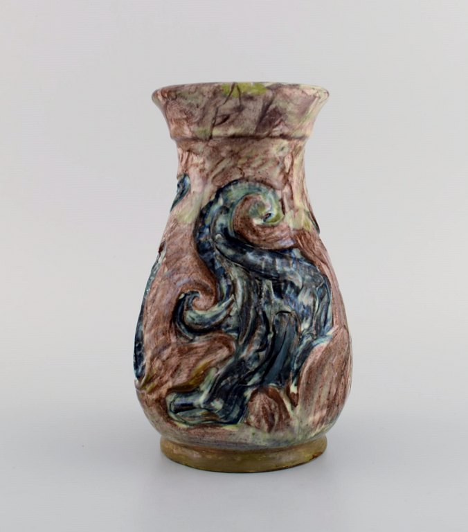 Møller & Bøgely. Skønvirke vase i glaseret keramik. Smuk glasur i brune og blå 
nuancer. 1917-1920.
