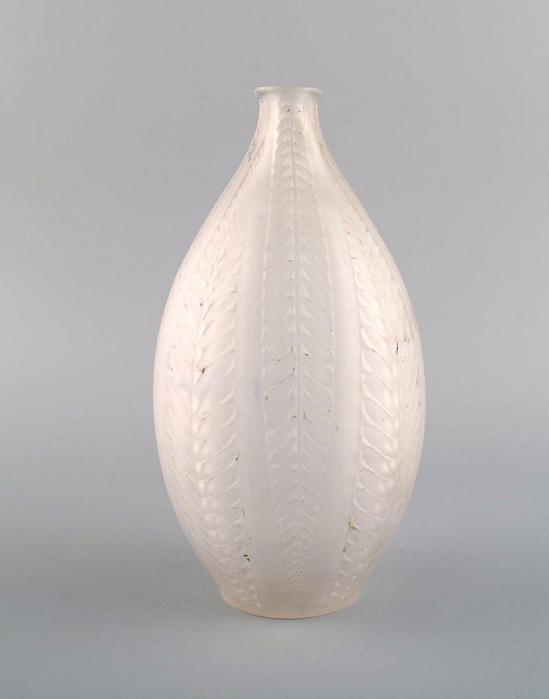Lalique Acacia vase i kunstglas med blade i relief. Dateret efter 1945. 