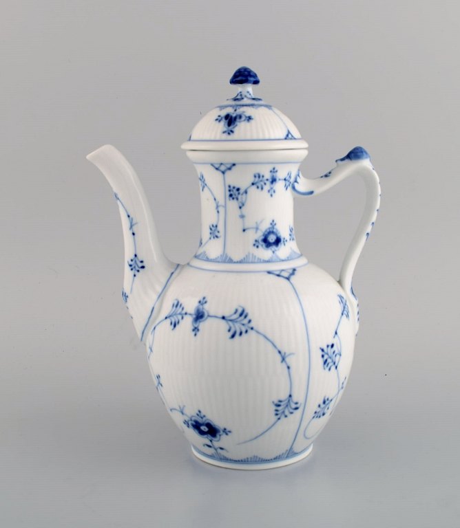 Royal Copenhagen Musselmalet riflet kaffekande. Modelnummer 1/48. Dateret 1949.