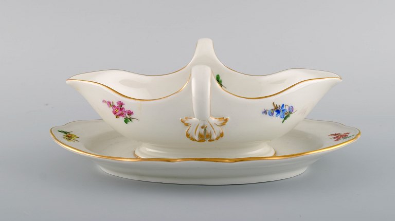 Antik Meissen sovsekande i håndmalet porcelæn med blomster og gulddekoration. Sent 1800-tallet. 