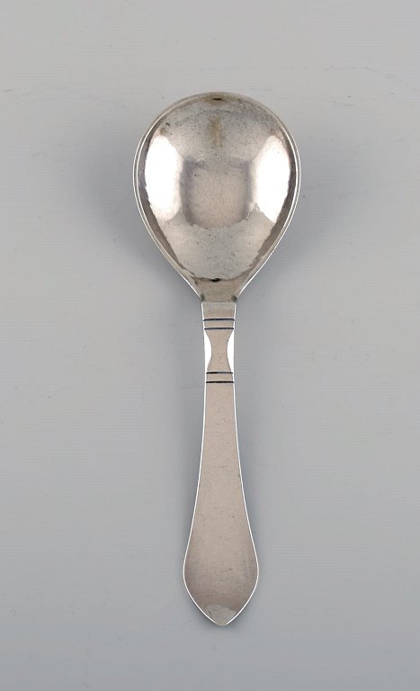 Georg Jensen Antik serveringsske i sølv. Dateret 1915-1930.
