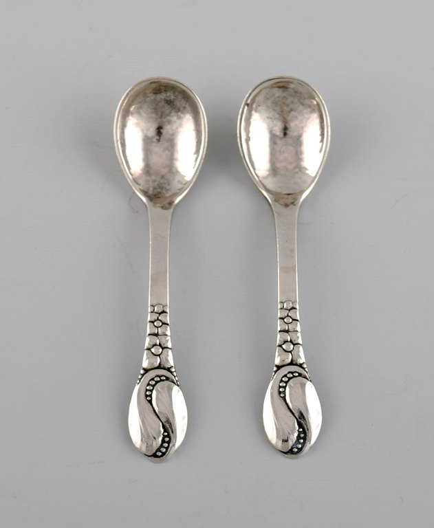 To Evald Nielsen Nummer 12 saltskeer i sølv (830). 1920