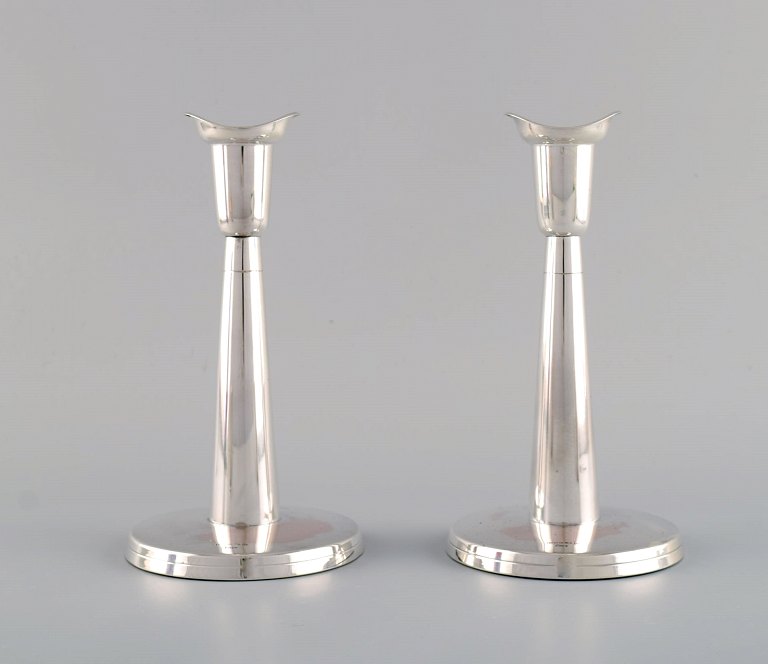 Tore Eldh, Swedish silversmith. A pair of modernist candlesticks in silver. Mid-20th century.