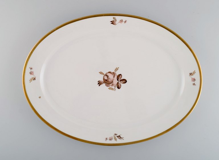Ovalt Royal Copenhagen Brun Rose serveringsfad. Modelnummer 688/9010. Dateret 1962. To stk på lager. 
