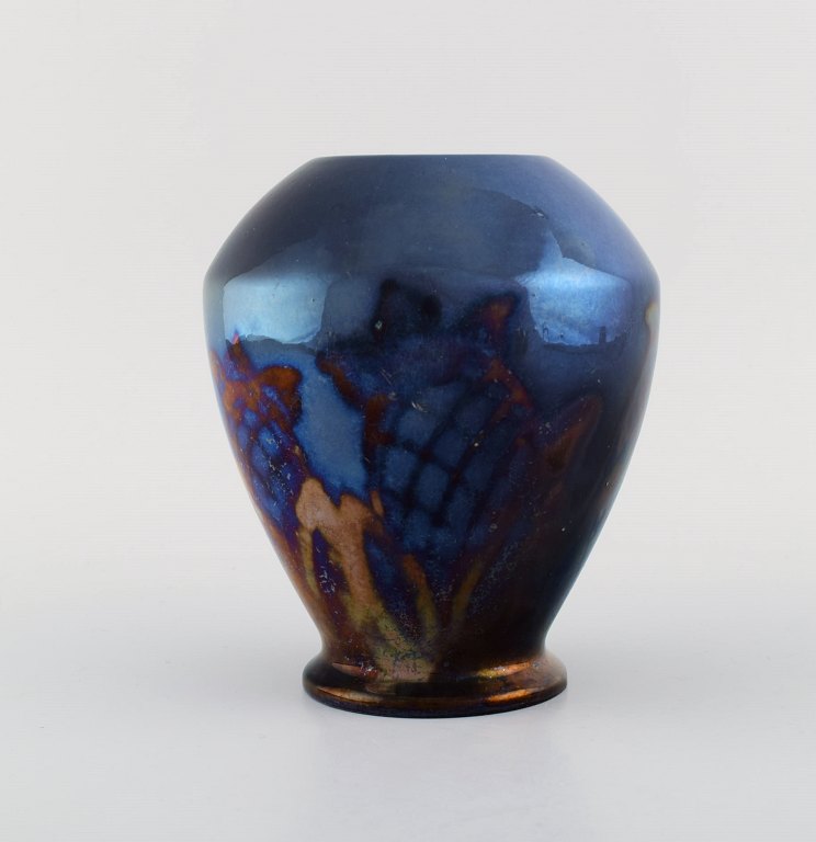 Edgar Böckman (1890-1981) for Höganäs. Vase i glaseret keramik. Smuk lustre glasur og håndmalede blomster. 1930