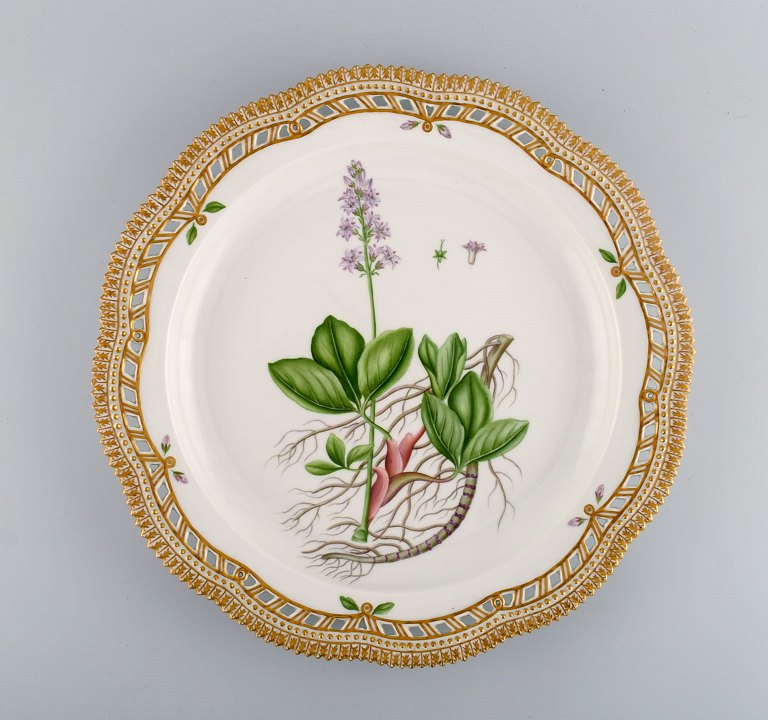 Stort rundt Royal Copenhagen Flora Danica serveringsfad i håndmalet porcelæn med blomster og gulddekoration. Modelnummer 20/3529. Dateret 1963.  