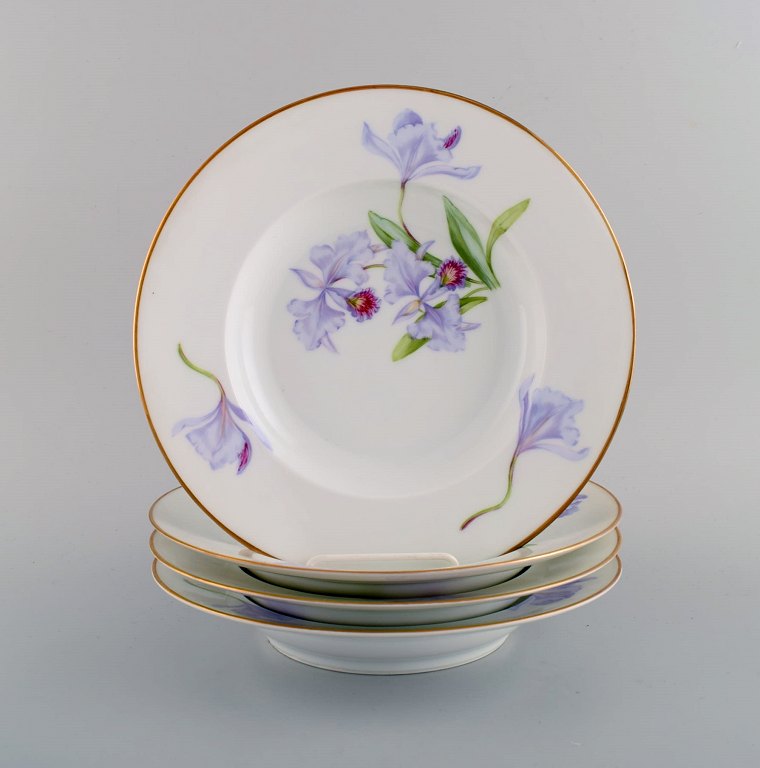 Fire antikke Royal Copenhagen dybe tallerkener i porcelæn med håndmalede blomster og guldkant. Tidligt 1900-tallet. 