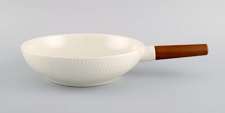 Royal Copenhagen Wheat Grain casserole in porcelain with wooden handle. Dated 1968.