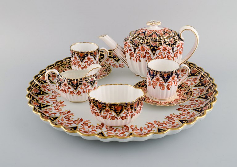 Spode Copeland, England. Porcelain tea service with hand-painted flowers and gold decoration. 1920s / 30s.