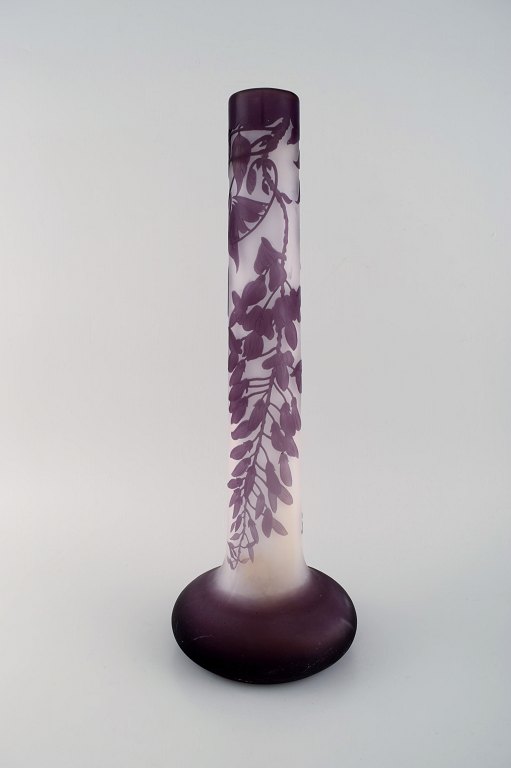 Kolossal antik Emile Gallé vase i matteret kunstglas med lilla overfang udskåret i form af bladværk. Ca. 1920.